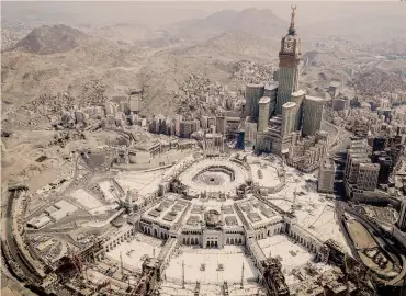  ??  ?? EPA
Cantiere eterno. Alla Mecca, il complesso Abraj al-Bait che domina la Kaaba è l’edificio più costoso al mondo, simbolo dei mega progetti costanteme­nte allo studio nel luogo sacro dell’Islam per ospitare un crescente numero di pellegrini. Nella foto in basso, il principe Mohammed bin Salman, l’uomo forte a Riad