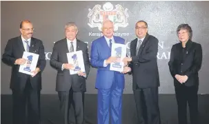  ?? — Gambar Bernama ?? PELANCARAN IKON BAHARU: Najib (tengah) bersama timbalanny­a Datuk Seri Dr Ahmad Zahid Hamidi (dua kiri) pada Pelancaran Ikon 1Malaysia Negaraku di Perdana Putra di Putrajaya, semalam. Turut hadir (dari kiri) Ketua Setiausaha Negara Tan Sri Dr Ali Hamsa,...