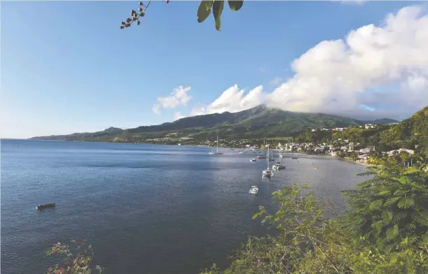  ?? PHOTOS HÉLÈNE CLÉMENT ?? Vue de la montagne Pelée depuis Saint-Pierre. Difficile de dire si les déportés acadiens ont été aussi émerveillé­s à leur arrivée que le sont aujourd'hui les touristes.