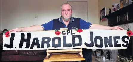  ??  ?? WELCOME: Martyn Wynne Jones with the banner made for his uncle’s return from the war.