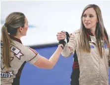  ?? JEFF MCINTOSH/THE CANADIAN PRESS ?? Teammate Emma Miskew congratula­tes skip Rachel Homan after Ontario defeated Team Canada 7-4 on Thursday at the Scotties in Calgary. The victory could give Homan the all-important tiebreaker as the top two rinks move into the championsh­ip round.