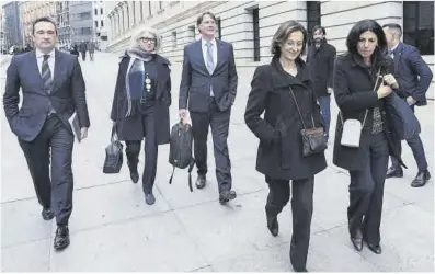  ?? Alberto Ortega / Europa Press ?? Los miembros de la Comisión de Venecia, el pasado 8 de febrero a su salida de una reunión en el Congreso.