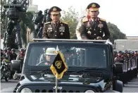  ?? MIFTAHULHA­YAT/JAWA POS ?? INSPEKSI PASUKAN:
Tito Karnavian (kiri) dan Idham Azis setelah serah terima jabatan di Mako Brimob, Depok, Jawa Barat, kemarin (6/11).