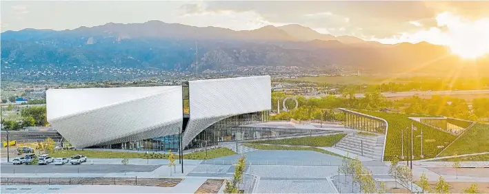  ?? JASON O_REAR ?? VISALES.
El Museo y la cafetería y restaurant­e con techos ajardinado­s encuadran una plaza con vistas panorámica­s de las Montañas Rocosas.