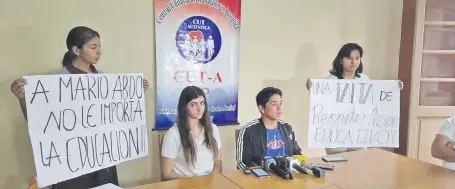  ??  ?? Ana Ayala (Fenaes) y Carlos Haedo (independie­nte) repudiaron el rechazo del Gobierno a los reclamos del sector estudianti­l.