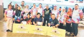  ?? ?? Abdul Ajis (standing, fifth right) in a photo call with the competitio­n and MTBA exco members.