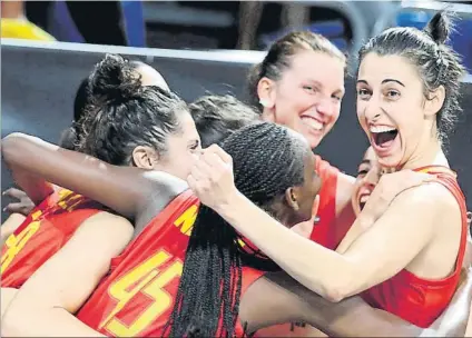  ?? FOTO: EFE ?? Las jugadoras españolas se abrazan al final del encuentro. Nadie podía haber soñado con un desenlace tan brillante
