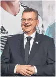  ?? FOTO: AFP ?? Vor der WM konnte Reinhard Grindel, trotz schwelende­r Erdoganaff­äre, noch lachen.