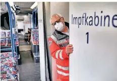  ?? RP-FOTOS (2): TEPH ?? Uwe Stolz vom DRK fährt den Bus. Ab 1. Februar wird der Kreis Mettmann durch den Niederflur­gelenkbus sein Impfangebo­t ergänzen.