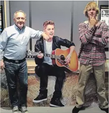  ?? PHOTOS BY JOHN KASTNER THE CANADIAN PRESS ?? Justin Bieber, here with Stratford Perth Museum general manager John Kastner, took in the exhibit Steps to Stardom, which profiles his rise to fame.