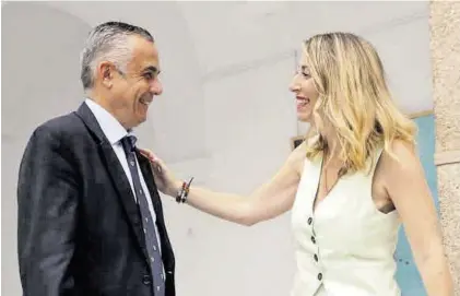  ?? JORGE ARMESTAR ?? Ángel Pelayo y María Guardiola, el pasado mes de julio, tras firmar el acuerdo de Gobierno.