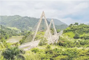  ?? fotos: isabel ferré sadurni / gfrmedia ?? A la izquierda, único puente atirantado de la isla, que conecta la zona metropolit­ana con Naranjito. Arriba, el embalse de La Plata.