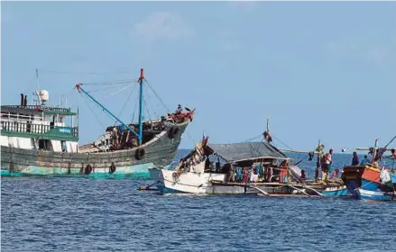  ?? REUTERS PIC ?? A Chinese fishing vessel anchored next to Filipino fishing boats at the disputed Scarboroug­h Shoal last week.
