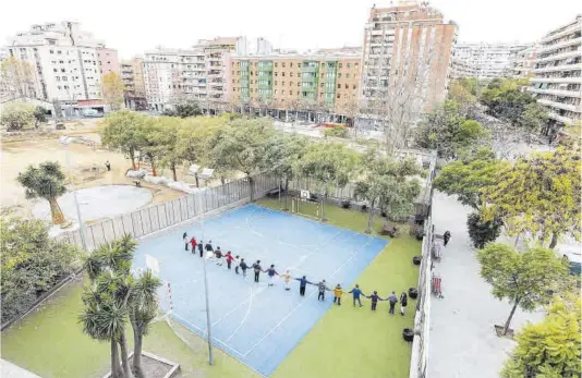  ?? Robert Ramos ?? Alumnos de la escuela Paideia forman una fila para señalar el tramo de patio que podría ser arrasado.