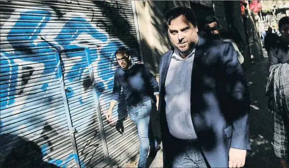  ?? JON NAZCA / REUTERS ?? El presidente de ERC, Oriol Junqueras, saliendo de la reunión con su partido en la mañana de ayer