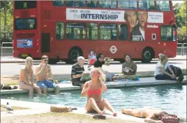  ??  ?? Bathers cooling off in a central London park