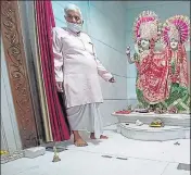  ?? RAVI KANT/HT ?? A priest showing the idols from which jewellery was stolen at a temple in Sector 8, Chandigarh, on Thursday.