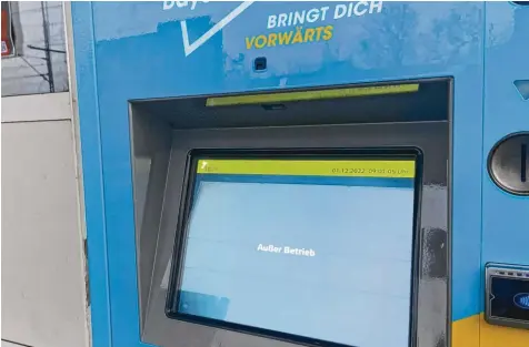  ?? Foto: Barbara Wild ?? „Außer Betrieb“heißt es seit einigen Tagen an den brandneuen Ticketauto­maten des Bahnuntern­ehmens Agilis an 18 Bahnhaltep­unkten der Donautalba­hn – hier der Bahnhof in Rain. Kunden können damit vor Ort keine Tickets kaufen.