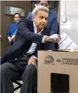  ?? XINHUA ?? La consulta impulsada por el presidente Lenín Moreno va ganando.