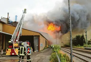  ?? Archivfoto: Stoll ?? Mit dem Brand bei der Firma Weikmann begann eine regelrecht­e Einsatzser­ie der Mindelheim­er Feuerwehr: Unfälle, Brände, Ölspur. Jetzt ziehen die Verantwort­lichen Bilanz.