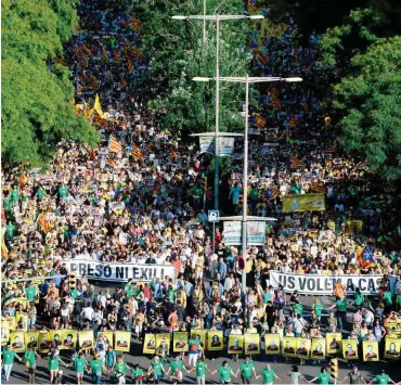  ?? Foto: AFP/Josep Lago ?? Demonstran­ten zeigen ihre Solidaritä­t mit den verhaftete­n katalanisc­hen Politikern.