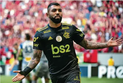  ?? Alexandre Vidal/flamengo/divulgação ?? Gabigol comemora o seu gol, o 15º no Campeonato Brasileiro, que o coloca isolado na artilharia, seis a mais que Gilberto, do Bahia; o centroavan­te rubro-negro já soma 29 gols com a camisa do clube