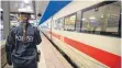  ?? FOTO: DPA ?? Der evakuierte ICE am Nürnberger Hauptbahnh­of.