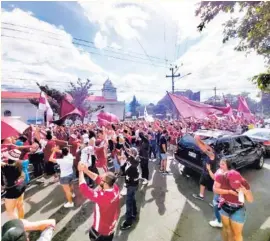  ?? ÁLVARO MURCIA ?? Los morados harán una caravana hacia el estadio.