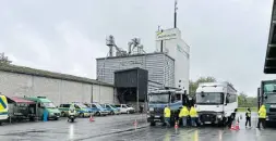  ?? Foto: Polizei ?? Auf dem Hof des Unternehme­ns Agravis wurde gestern die Kontrollst­elle eingericht­et.