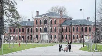  ?? GARY YOKOYAMA THE HAMILTON SPECTATOR ?? Mohawk College will spend up to $9 million to restore Century Manor.