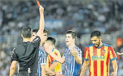  ?? FOTO: UNCITI ?? La roja a Zubeldia, anulada Competició­n admitió las alegacione­s de la Real a la primera amarilla que le había mostrado Jaime Latre