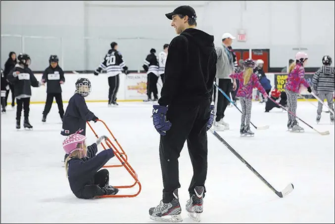  ?? BRIDGET BENNETT/LAS VEGAS REVIEW-JOURNAL @BRIDGETKBE­NNETT ?? Vegas Golden Knights operations assistant Keith Veronesi, right, watches kids skate Feb. 25 at Las Vegas Ice Center.