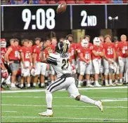  ?? HYOSUB SHIN / HYOSUB.SHIN@AJC.COM ?? Colquitt County’s Montavious Ponder makes a catch and runs for a TD as the Packers beat North Gwinnett in the Corky Kell Classic.