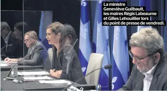  ??  ?? La ministre
Geneviève Guilbault, les maires Régis Labeaume et Gilles Lehouillie­r lors du point de presse de vendredi.