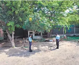  ?? FOTO: EL HERALDO ?? Uno de los cuerpos quedó cerca de una banca, contiguo a una caseta de golosinas, entre la antigua carretera CA-5 y la calle a Ajuterique.