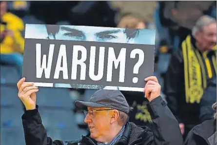  ?? SASCHA SCHUERMANN / AFP ?? Un seguidor del Borussia Dortmund levanta una pancarta con la foto de Hummels y la pregunta: “¿Por qué?”