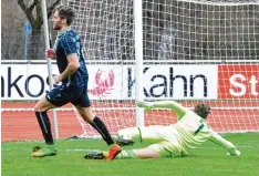  ?? Foto: Fred Schöllhorn ?? Das einzige Tor am Osterwoche­nende für die Schwaben hat drei Punkte eingebrach­t. Maximilian Löw (Bild) ließ 1860 Keeper Hipper keine Chance.