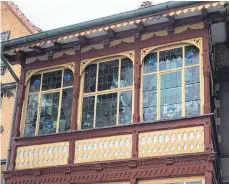  ?? FOTO: HOCHHEUSER ?? Die Holzarbeit­en an der Außenfassa­de sowie die Jugendstil-Buntglasfe­nster gehören mit zum Schönsten, was in Trossingen zu sehen ist.