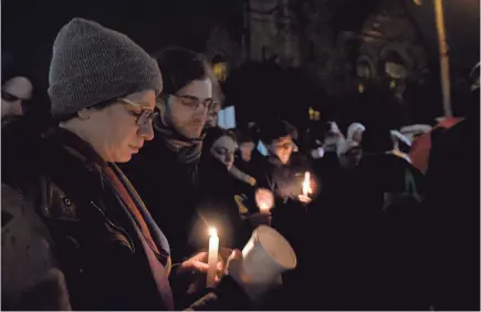  ?? SARA C. TOBIAS/USA TODAY NETWORK ?? Morners gather Saturday for a vigil for the synagogue victims in the Squirrel Hill neighborho­od of Pittsburgh.