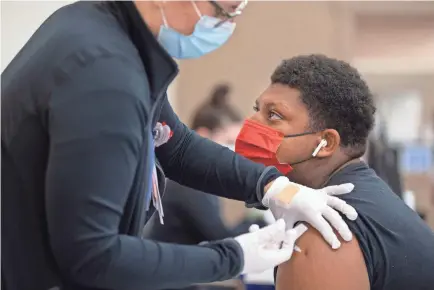  ?? PAT MCDONOGH/USA TODAY NETWORK ?? Santana Hickman,15, receives a COVID-19 vaccine in May at a clinic in Louisville, Ky.