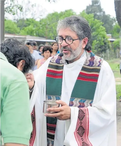  ?? DYN ?? En la calle. El padre Juan Viroche (47) el año pasado, en una misa abierta que dio para pedir seguridad.