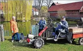  ??  ?? Bei Erhard Memmel ist der Teich in guten Händen. Alexandra und Sohn Dan halfen am Samstag das kleine Gewässer zu säubern. Fotos: Bernd Rödger