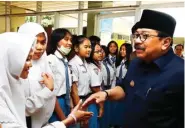  ?? ARYA DHITYA/ JAWA POS ?? RAMAH: Soekarwo memberikan wejangan kepada para siswa untuk selalu menjaga kesehatan dan kesiapan.