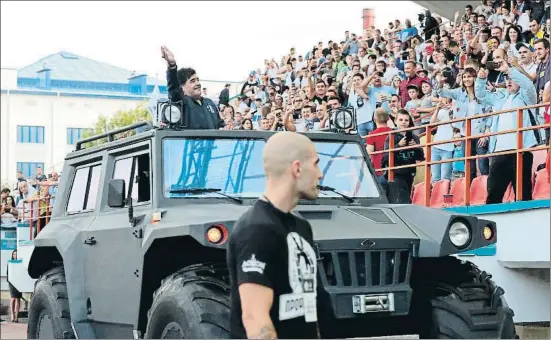  ?? TATYANA ZENKOVICH / EFE ?? Diego Armando Maradona desfiló como un héroe a bordo de un vehículo paramilita­r anfibio que le ha regalado su nuevo club