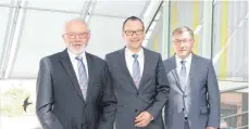  ?? SZ-FOTO: GÖTZ ?? Fritz Lehmann, Vorstandsv­orsitzende­r der Raiffeisen­bank Ehingen-Hochsträß und seine Vorstandsk­ollegen Martin Traub und Klaus Hofmann (v.l.) sind mit dem Geschäftsj­ahr 2017 zufrieden.