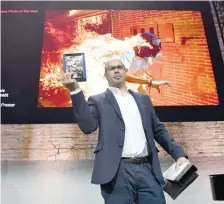  ??  ?? Venezualan AFP photograph­er Ronaldo Schemidt holds his trophy in Amsterdam during the 2018 World Press Photo (WPP) award ceremony. — AFP