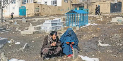  ?? / Foto: Reuters ?? Šamila in Nek Mohamad na grobu sina, ki je podlegel mrazu.
