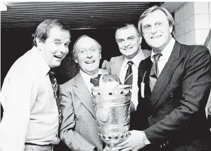  ?? FOTO: HORSTMÜLLE­R ?? Jubilar HansGeorg Noack (2. v. re.) als Vorstandsm­itglied Fortuna im Juni 1979 mit dem DFB-Pokal. Ebenfalls in Feierlaune waren damals seine Vorstandsk­ollegen (v. li.) Werner Faßbender, Kurt Schneider und Benno Beiroth.