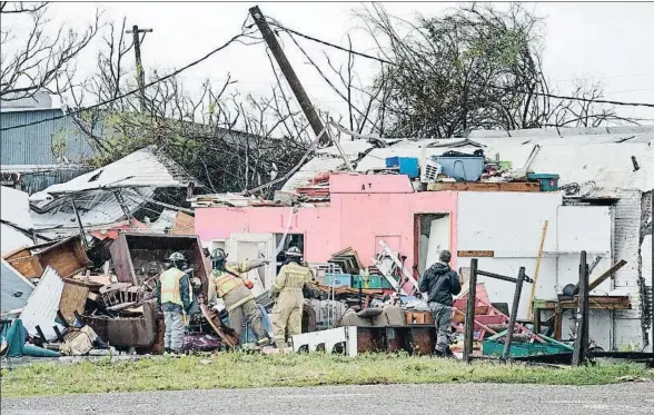  ?? DARREN ABATE / EFE ?? Los bomberos comprueban si hay heridos en una vivienda destruida pro el huracán en Rockport