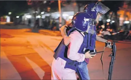  ?? GETTY IMAGES / GETTY ?? La policía bangladesí actúa para liberar a los rehenes del restaurant­e en el barrio diplomátic­o de Dacca